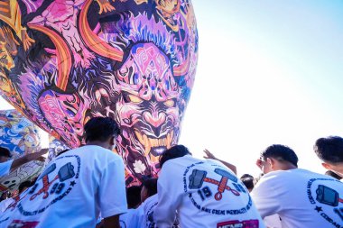 WONOSOBO, INDONESIA - 3 Nisan 2025: Semayu sahasında Kurban Bayramı 'nı kutlamak için yapılan geleneksel Wonosobo sıcak hava balonu festivali heyecanı.