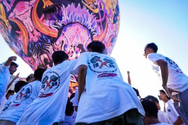 WONOSOBO, INDONESIA - 3 Nisan 2025: Semayu sahasında Kurban Bayramı 'nı kutlamak için yapılan geleneksel Wonosobo sıcak hava balonu festivali heyecanı.