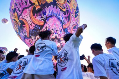 WONOSOBO, INDONESIA - 3 Nisan 2025: Semayu sahasında Kurban Bayramı 'nı kutlamak için yapılan geleneksel Wonosobo sıcak hava balonu festivali heyecanı.
