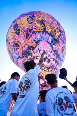 WONOSOBO, INDONESIA - 3 Nisan 2025: Semayu sahasında Kurban Bayramı 'nı kutlamak için yapılan geleneksel Wonosobo sıcak hava balonu festivali heyecanı.