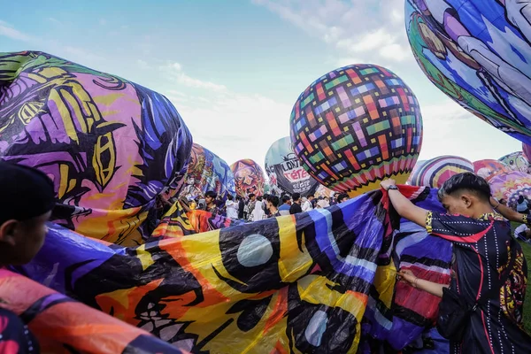 WONOSOBO, INDONESIA - 3 Nisan 2025: Semayu sahasında Kurban Bayramı 'nı kutlamak için yapılan geleneksel Wonosobo sıcak hava balonu festivali heyecanı.