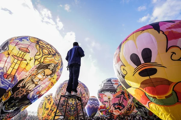 WONOSOBO, INDONESIA - 3 Nisan 2025: Semayu sahasında Kurban Bayramı 'nı kutlamak için yapılan geleneksel Wonosobo sıcak hava balonu festivali heyecanı.