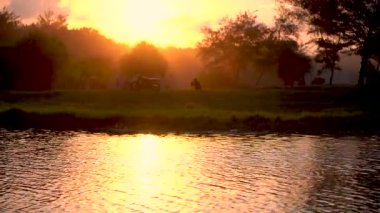 Akan gölün doğal manzarası ve gün batımı sakin ve ferahlatıcı görünüyor. Yüksek kalite 4k görüntü