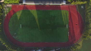 Uluslararası standart atletizm pistine sahip bir futbol stadyumu olan Yogyakarta Eyalet Üniversitesi Stadyumu 'nun havadan çekimi. Yüksek kalite 4k görüntü