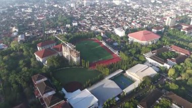 Uluslararası standart atletizm pistine sahip bir futbol stadyumu olan Yogyakarta Eyalet Üniversitesi Stadyumu 'nun havadan çekimi. Yüksek kalite 4k görüntü