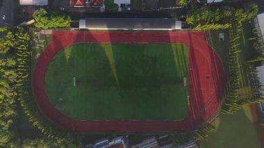 Uluslararası standart atletizm pistine sahip bir futbol stadyumu olan Yogyakarta Eyalet Üniversitesi Stadyumu 'nun havadan çekimi. Yüksek kalite 4k görüntü