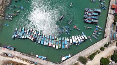Sadeng Sahili 'nin havadan görünüşü, Gunung Kidul, Yogyakarta. Bu plaj Yogyakartas en gelişmiş balıkçı limanı olarak bilinir. Yüksek kalite 4k görüntü