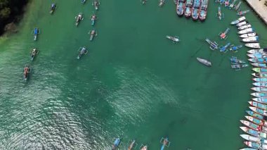Sadeng Sahili 'nin havadan görünüşü, Gunung Kidul, Yogyakarta. Bu plaj Yogyakartas en gelişmiş balıkçı limanı olarak bilinir. Yüksek kalite 4k görüntü