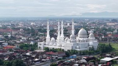 Surakarta şehrinin sakin ve rahat yoğunluğu ile çevrili Şeyh Zayed Büyük Camii 'nin sabah hava görüntüsü. Yüksek kalite 4k görüntü