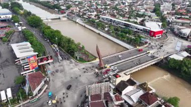 Solo Keris Anıtı 'nın hava görüntüleri, Solo City, Central Java, Endonezya' nın 4k 'lik kaliteli görüntüleri ve gururunun sembolü.