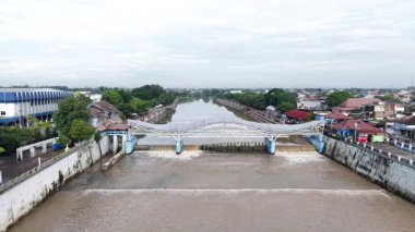 Solo, Central Java, Endonezya 'daki Tirtonadi Rubber Barajı' nın hava görüntüleri, su sapmasını düzenlemek ve Bewangan Solo Nehri 'nin taşmasını önlemek için çalışıyor. Yüksek kalite 4k görüntü