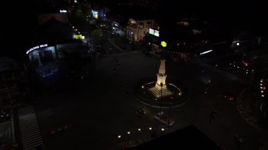 Yogyakarta, Endonezya, 24 Kasım 2025: Geceleri Yogyakarta anıtının hava görüntüleri. Yüksek kalite 4k görüntü
