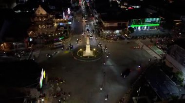 Yogyakarta, Endonezya, 24 Kasım 2025: Endonezya 'daki Yogyakarta Anıtı' nda günbatımının hiperlapası, yoğun trafik, insansız hava aracı tarafından ele geçirildi. Yogyakarta turizminin güzelliği. Yüksek kalite 4k görüntü