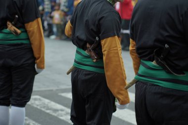 Geçit törenleri veya geleneksel törenler sırasında Yogyakarta sarayındaki askerler tarafından takılan geleneksel bir Cava silahı olan keris 'e yakın çekim..
