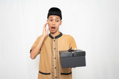 Elinde evrak çantası olan ve telefonla konuşan üniformalı genç bir adam.