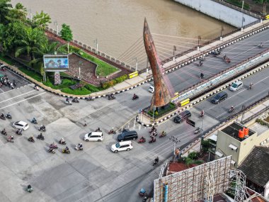 Solo, Endonezya - 14 Kasım 2025: Solo Keris Anıtı 'nın havadan görünüşü, ikonik keris şeklinde bir anıt. Kültürel turizm alanlarıyla ilişkili popüler bir fotoğraf merkezi..