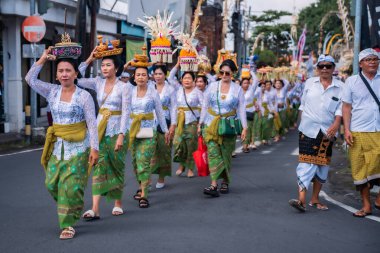 Bali, Endonezya - 08 Mart 2024: Geleneksel kıyafetler giyen yerli Balili kadınlar, Bali 'deki tüm Hindular tarafından düzenlenen Nyepi bayramını karşılamak için düzenlenen Melasti törenini gerçekleştiriyorlar..