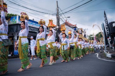 Bali, Endonezya - 08 Mart 2024: Geleneksel kıyafetler giyen yerli Balili kadınlar, Bali 'deki tüm Hindular tarafından düzenlenen Nyepi bayramını karşılamak için düzenlenen Melasti törenini gerçekleştiriyorlar..