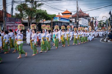 Bali, Endonezya - 08 Mart 2024: Geleneksel kıyafetler giyen yerli Balili kadınlar, Bali 'deki tüm Hindular tarafından düzenlenen Nyepi bayramını karşılamak için düzenlenen Melasti törenini gerçekleştiriyorlar..