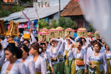 Bali, Endonezya - 08 Mart 2024: Binlerce katılımcı, Bali 'deki tüm Hindular tarafından düzenlenen Nyepi bayramını kutlamak amacıyla düzenlenen kendi kendini arındırma töreni olan bir geçit töreninde yürüdü.