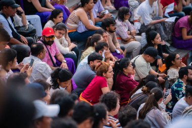 Bali, Endonezya - 08 Mart 2024: Geleneksel bir Bali dans gösterisi olan Uluwatu Kecak Dance 'i izleyenler kuyruğu hevesle izledi.