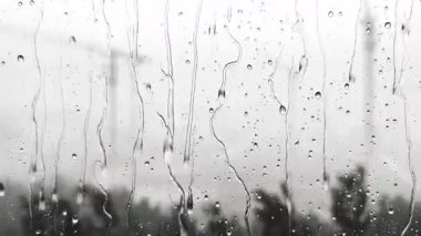Gündüz pencereye yağmur yağar