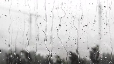 Pencereye yağmur yağıyor