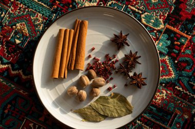 Sichuan biberi, yıldız anason, defne yaprağı, kırmızı biber, tarçın, bir tabak baharat.