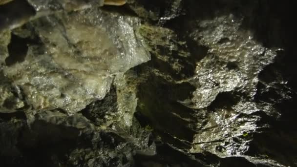 Gå gjennom en mørk hule. Speleologi og geologitema 4k video. – stockvideo