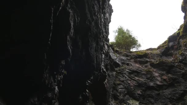 Естественное геологическое образование. Прекрасный вид из глубокой пещеры. Видео путешествия — стоковое видео