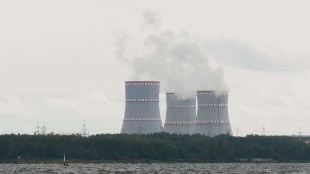 Κάπνισμα εργοστάσιο πυρηνικής ενέργειας βιομηχανικό τοπίο. ρύπανση και κλιματική αλλαγή — Αρχείο Βίντεο