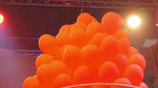 Un mucchio di palloncini di elio rosso galleggianti nel night club. Video evento celebrazione — Video Stock