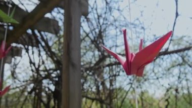 Origami Kağıt Turna ipin üzerinde hafif bir esintide sallanıyor. Doğu festivali teması