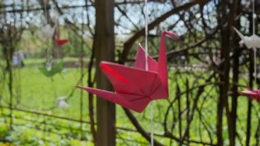 Japon Origami Kağıt Turnaları rüzgarda hafifçe sallanıyor