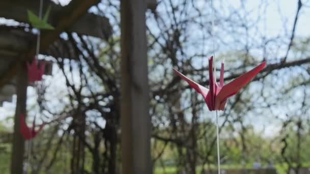 Japon Origami Kağıt Turnaları rüzgarda hafifçe sallanıyor — Stok video