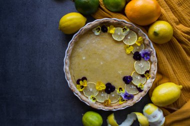 Limon aromalı Fransız turtası. Tatlı turtanın yakın fotoğrafını çek.. 
