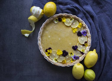 Çiçek süslemeli kremalı limonlu turta. Ev yapımı tatlının en iyi görüntüsü.. 