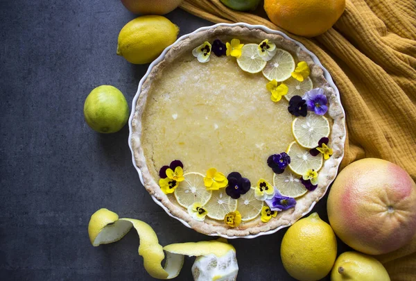 Tarte Citron Décorée Fleurs Sauvages Belle Photo Vue Sur Dessus — Photo