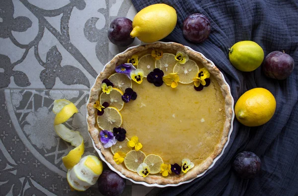 Tarte Citron Décorée Tranches Citron Fleurs Sauvages Classique Dessert Tarte — Photo