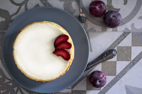 Cheesecake Aux Prunes Dessert Maison Photo Rapprochée Fond Gris Avec — Photo
