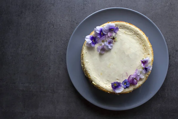梅とチーズケーキ 自家製のデザートが写真を閉じます コピースペース付きグレーの背景 — ストック写真