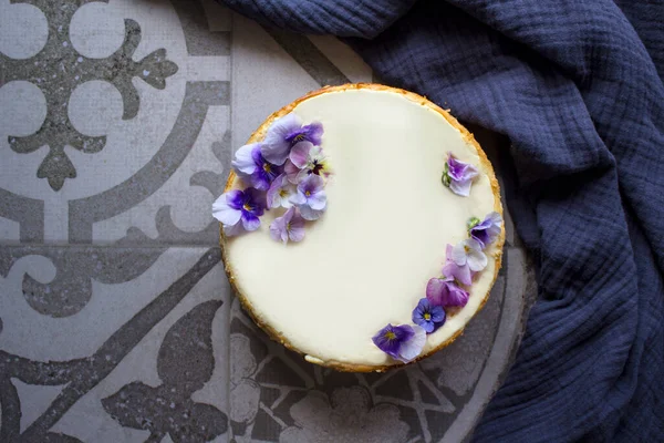 Gâteau Fromage Fait Maison Décoré Fleurs Bleues Sauvages Vue Dessus — Photo