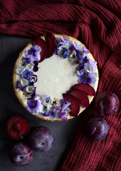 Gâteau Fromage Fait Maison Décoré Fleurs Bleues Sauvages Vue Dessus — Photo