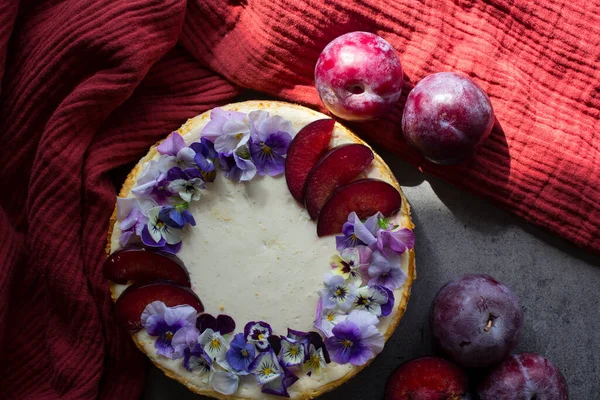 Gâteau Fromage Fait Maison Décoré Fleurs Bleues Sauvages Vue Dessus — Photo