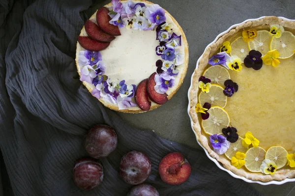 Τάρτα Λεμονιού Και Cheesecake Διακοσμημένα Βρώσιμα Λουλούδια Γλυκιά Φωτογραφία Από — Φωτογραφία Αρχείου