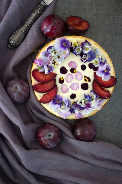 Bolo Queijo Decorado Com Ameixas Vermelhas Flores Comestíveis Fundo Textura — Fotografia de Stock