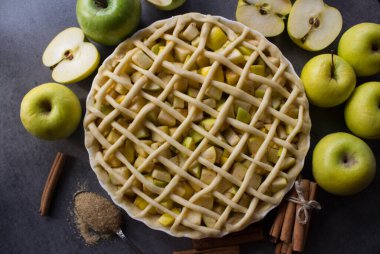 Elmalı turta şekersiz hazırlandı. Sağlıklı beslenme konsepti. Masadaki klasik sonbahar pastası. Taze ev yapımı tatlı.. 