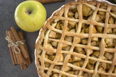 Elmalı pasta. Masadaki klasik sonbahar pastası. Taze ev yapımı tatlı.. 