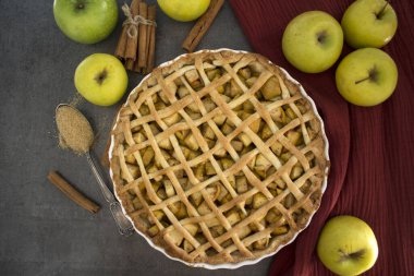 Elmalı pasta. Masadaki klasik sonbahar pastası. Taze ev yapımı tatlı.. 