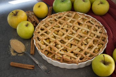 Güzel dekore edilmiş elmalı turta. Tatil menüsü fikirleri. Klasik elmalı turta fişi. Elmalı turta manzaralı fotoğraf. Ev yapımı elmalı turta. Elmalı turta ya da masada nefis bir turta. Sonbahar menüsü fikirleri. Sağlıklı yeme kavramı. 